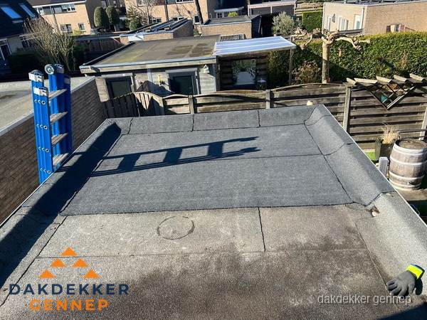 Dakdekker bij bitumen plat dak renovatie in Gennep Dakdekker bij bitumen plat dak renovatie in Gennep