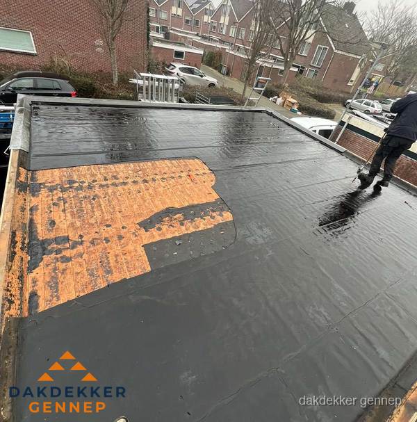 Dakdekker brengt EPDM dakbedekking aan op plat dak in Gennep Dakdekker brengt EPDM dakbedekking aan op plat dak in Gennep