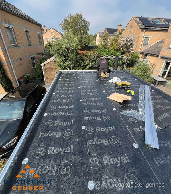 Dakdekker aan het werk op plat dak renovatie in Gennep Dakdekker aan het werk op plat dak renovatie in Gennep