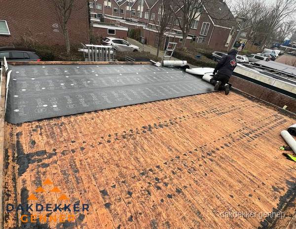 Dakdekker legt onderlaag op plat dak met houten constructie in Gennep Dakdekker legt onderlaag op plat dak met houten constructie in Gennep
