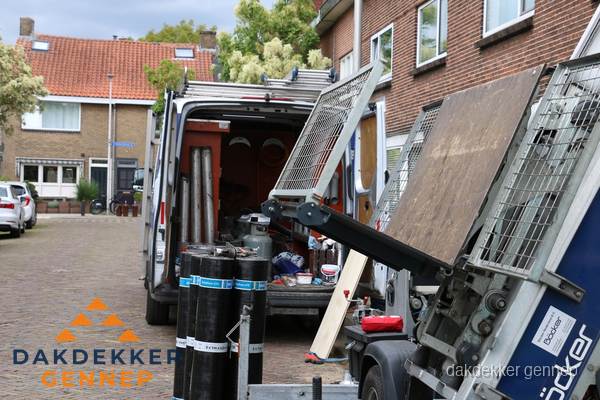 Dakdekkersbusje met materiaal en ladderlift voor dakpannen vervangen in Gennep Dakdekkersbusje met materiaal en ladderlift voor dakpannen vervangen in Gennep