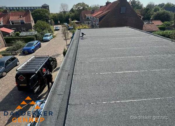 Nieuw bitumen plat dak met uitzicht over woonwijk in Gennep Nieuw bitumen plat dak met uitzicht over woonwijk in Gennep